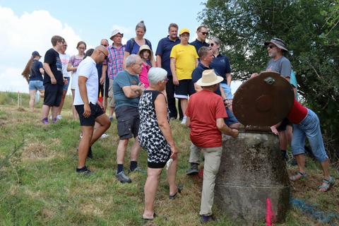 Sieben Meter ist der Schacht tief: Die Teilnehmer der Wanderung erhalten einen Einblick, woher das Wasser des Michelbacher Freibads stammt. Foto: Thorsten Stötzer