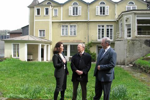 Udo Passavant (Mitte) im Jahr 2008 vor seinem Geburtshaus. Mit dabei sind Yasar-Arzu Öztürk von der Nachfolgefirma Aco und sein langjähriger Mitarbeiter Manfred Schmidt.