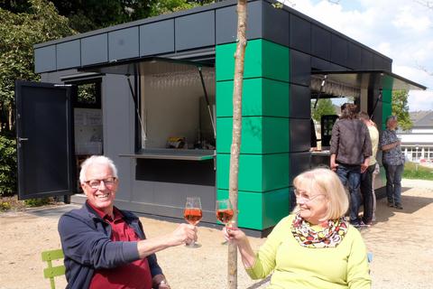 Genug Platz für erlesene Tropfen aus dem Rheingau: Die Grundfläche des neuen Weinstands am Kurweiher ist mit 30 Quadratmetern deutlich größer. Foto: Martin Fromme