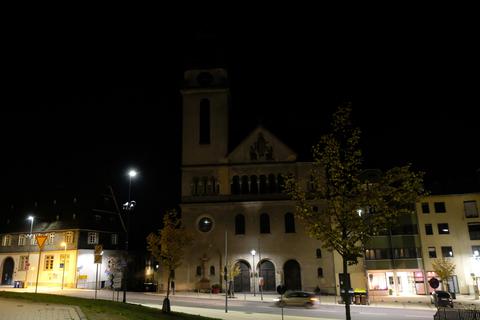 Nur noch Straßenlaternen leuchten an diesem zentralen Platz in Bad Schwalbach. Die Strahler an der Pfarrkirche St. Elisabeth sind ebenso abgeschaltet wie die am Kurhaus.  