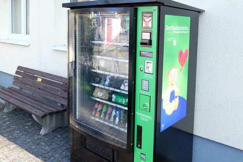 Am Bürgerhaus in Hettenhain steht neuerdings ein Dorfautomat mit Dingen des täglichen Bedarfs. Foto: Martin Fromme