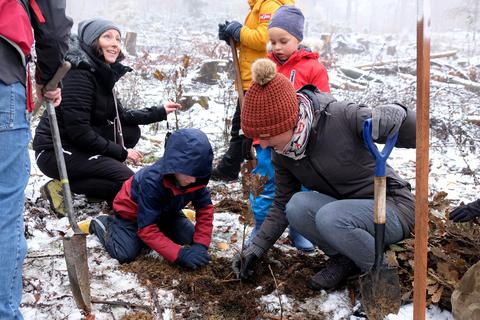 Kinder helfen beim Aufforsten des Stadtwaldes im Bereich des Bad Schwalbacher Kurparks.
