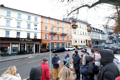 In der Brunnenstraße gibt es viel zu erzählen: Die Sanierung des Café Wagner wurde durch jene des alten Rathauses inspiriert. Foto: Martin Fromme