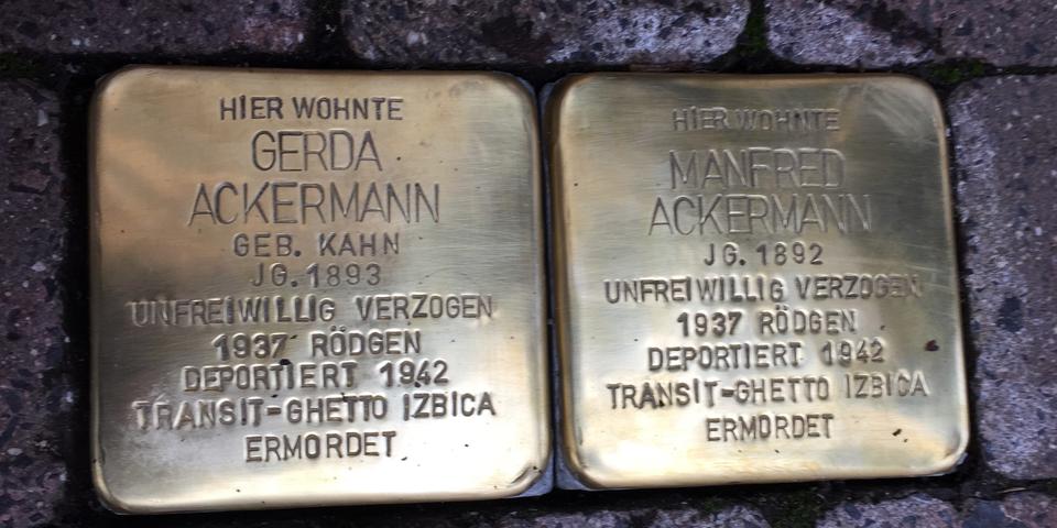 „Unfreiwillig verzogen“ steht auf den Stolpersteinen für Gerda und Manfred Ackermann. An ihrem letzten Wohnort vor der Deportation in der Kirchstraße in Bad Schwalbach hat die Stadt jetzt für eine würdige Erinnerung gesorgt.