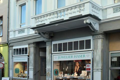 Das Juweliergeschäft in der Brunnenstraße 35 hat seinen historischen Balkon wiedererhalten. Auch Säulen, Kapitelle, Fenster und Sockel werden restauriert.Foto: wita/Martin Fromme  Foto: wita/Martin Fromme