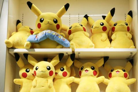 Ein Regal voller Pikachu-Figuren, der bekannteste Charakter aus "Pokémon". Symbolfoto: dpa