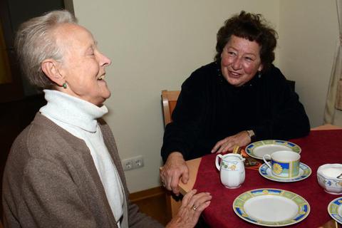 Ute Knirsch (rechts) im Gespräch mit einer Heimbewohnerin.Foto: wita/Martin Fromme  Foto: wita/Martin Fromme