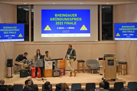 Bei der Verleihung des Rheingauer Gründungspreises werden die Projekte der Gewinner in kurzen Präsentationen vorgestellt. © DigiAtel/Heibel