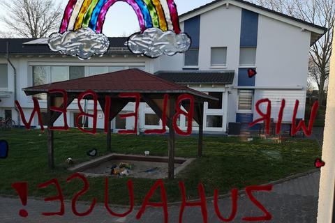 „Wir bleiben Zuhause!“: Im Bethanien-Kinderdorf Eltville vertreibt unter anderem Fenstermalerei die Zeit. Foto: Bethanien-Kinderdorf