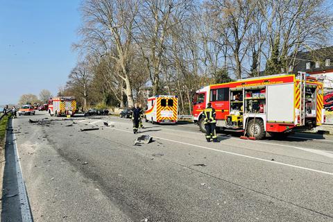 Auf der B42 kam ein BMW-Fahrer beim Zusammenstoß mit einem Betonmischer ums Leben. Foto: Feuerwehr Eltville