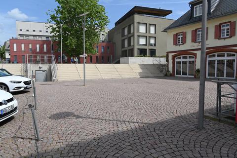 Wenig Grün und wenig Schatten: Der Platz der Deutschen Einheit in Eltville macht optisch durchaus etwas her, doch die Aufenthaltsqualität lässt zu Wünschen übrig. Das würde die Stadt gerne ändern.