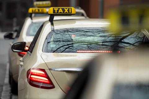 Anders als befürchtet, fällt der Verlust durch das 9-Euro-Ticket bei Rheingauer Taxifahrern kaum ins Gewicht. Symbolfoto: dpa