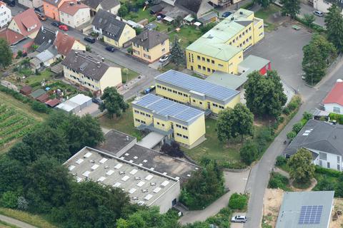 Die am Bachhöller Weg in Erbach gelegene Sporthalle (in der Bildmitte unten) ist marode. Die nun von der Stadtverwaltung favorisierte Sanierungslösung würde eine Nutzung als Veranstaltungsstätte ausschließen. (Archiv)