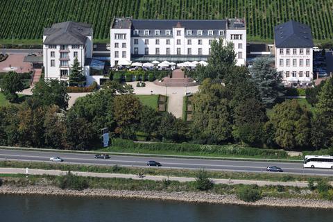 Schloss Reinhartshausen bietet Kapazität für 230 Flüchtlinge, aktuell sind etwas mehr als 100 Plätze belegt. Archivfoto: DigiAtel/Heibel