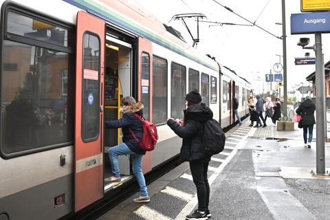 Der Hausbahnsteig am Geisenheimer Bahnhof wird erhöht, damit die Fahrgäste ebenerdig einsteigen können. Foto: DigiAtel/Heibel