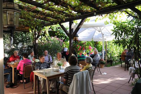 Den Besuch einer Straußwirtschaft ziehen die Gäste im Rheingau einem Weinfest vor. Archivfoto: DigiAtel/Heibel