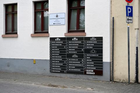 Alles neu macht der Mai: Vor Kurzem wurden die neuen Infotafeln in Erbach installiert. Sie weisen Touristen den Weg zu Winzern, Übernachtungsbetrieben oder Gaststätten.