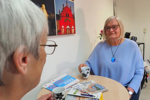 Die Gemeindepflegerin Anna Böttger im Gespräch mit einer Seniorin. 