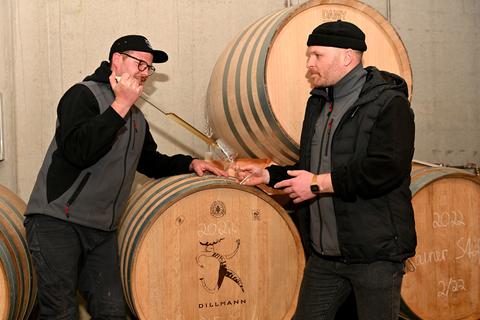 Marcel (links) und Marius Dillmann kontrollieren einen im Eichenholzfass gärenden Weißwein. Anders als die Basisweine in Edelstahltanks wird dieser erst kurz vorm Herbst abgefüllt. 