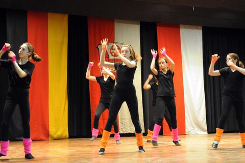 Bewegende Bühnenshow: Die Tanzformation der „Dream Dancers“ bildet den umjubelten Rahmen zur Sportlerehrung in Geisenheim.Foto: RMB/Heinz Margielsky  Foto: RMB/Heinz Margielsky