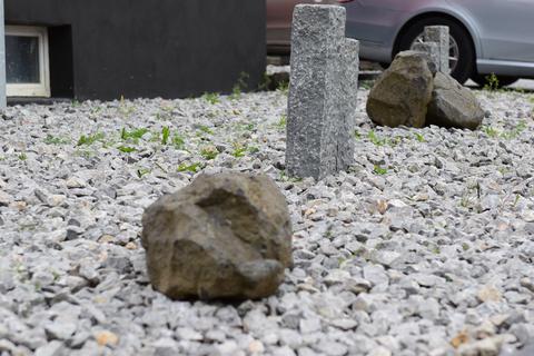 In den vergangenen Jahren gab es vielerorts eine Entwicklung hin zu Schottergärten. In Geisenheim könnte in Zukunft eine gärtnerische Gestaltungssatzung dem Trend Einhalt gebieten. Archivfoto: Atmaca