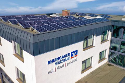 Zu den Investitionen in das Filialnetz der Rheingauer Volksbank gehört auch die Fotovoltaikanlage auf dem Dach der Hauptstelle in Geisenheim. Foto: Rheingauer Volksbank