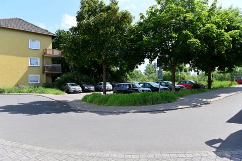 Der kleine Parkplatz an der Wiesenstraße in Geisenheim steht derzeit noch der Öffentlichkeit zur Verfügung. Künftig könnte er den Mietern der benachbarten KWB-Gebäude (links) vorbehalten sein.