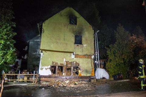 Im Heidenroder Ortsteil Dickschied hat Samstagnacht ein Einfamilienhaus gebrannt. Foto: Wiesbaden112.de