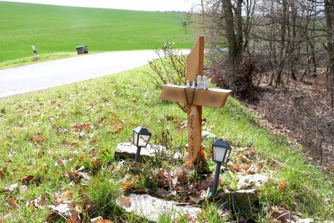 Ein Kreuz erinnert heute an der Unfallstelle bei Grebenroth an die Opfer des Unfalls. 