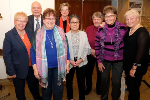 Langjährige Mitglieder der Sängervereinigung (von links): Angelika Seip, Bernd Conradi (60 Jahre), Elisabeth Watzal (40 Jahre), Gabi Kandler (50 Jahre), Esther Zapfl (25 Jahre), Marlise Gapp (40 Jahre), Lilli Hertling (50 Jahre) und Bärbel Czermin (1. Vorsitzende). Foto: Martin Fromme