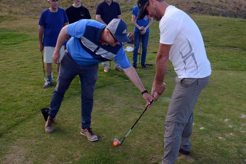 Kursleiter Jochen Lupprian (links) hilft den Teilnehmern auf dem Golfplatz am Hofgut Georgethal, die Platzreife zu erlangen.Foto:  wita/Martin Fromme  Foto:  wita/Martin Fromme