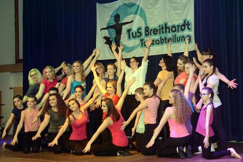 Hände hoch und Feuer frei: Die Tanzabteilung des TuS Breithardt eröffnet den Abend. Foto: wita/Martin Fromme  Foto: wita/Martin Fromme
