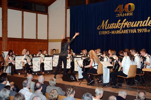 Das Akkordeon-Orchester unter Leitung von Martina Guckes auf dem Jubiläumskonzert der Musikfreunde Strinz-Margarethä, in Breithardt. Foto: wita/Martin Fromme