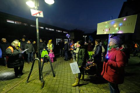 Mit einer Mahnwache protestieren Eltern und Kinder am Gemeindezentrum in Breithardt gegen geplante Einschränkungen im Kita-Bereich.