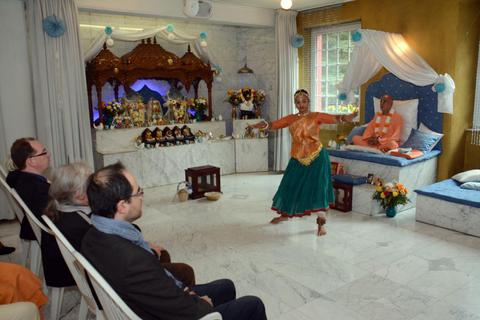 Tänzerin Vrindavan Favors fasziniert das Publikum im Gebetsraum der Gesellschaft für Krishna-Bewusstsein. Foto: wita/Martin Fromme  Foto: wita/Martin Fromme