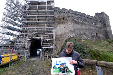 Anja Dötsch mit einer historischen Darstellung der Burg Hohenstein. Die Sanierung des eingerüsteten Torturms soll demnächst abgeschlossen sein.