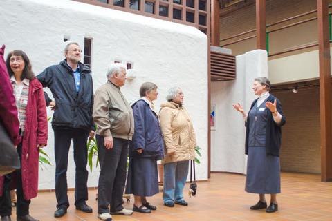 Ordensschwester Margarete führt Besucher durch das Schwesternhaus.Foto: wita/Mallmann  Foto: wita/Mallmann