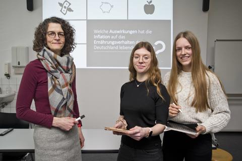 Dozentin Martina Deitermann und die Studentinnen Maria Kabler und Carina Schneider (v.l.n.r.) haben eine Präsentation über ihr Projekt erstellt, die sie für den internen Lehrpreis 2023 eingereicht haben. 