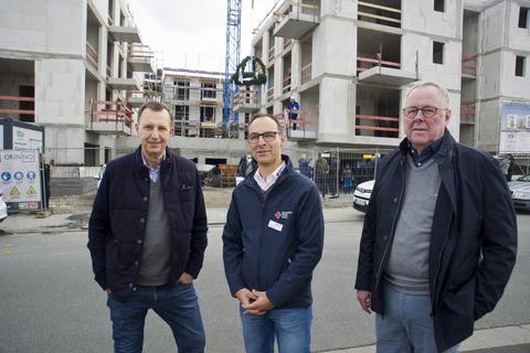 Investor Wolfgang Krug, DRK-Geschäftsführer Christian Linke, Klaus Herrmann (HRES) und hinten auf dem Balkon Projektleiter Claus Kiy (von links). Foto: Mallmann/AMP