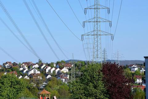 Schon jetzt ziehen sich Stromleitungen über den Schäfersberg in Niedernhausen. Foto: Elisabeth Peuker-Bürkle  Foto: Elisabeth Peuker-Bürkle