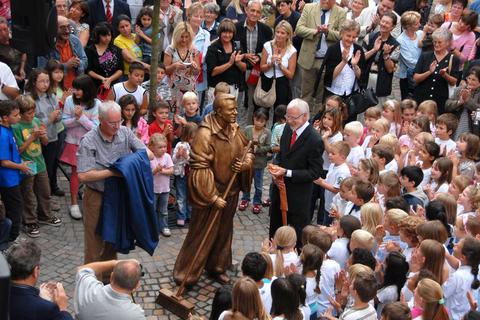 Der damalige Bürgermeister Gerhard Krum enthüllt das von den Idsteiner Bürgern gestiftete Denkmal für Harry von de Gass im September 2008.Archivfoto: wita/Mallmann  Foto: 