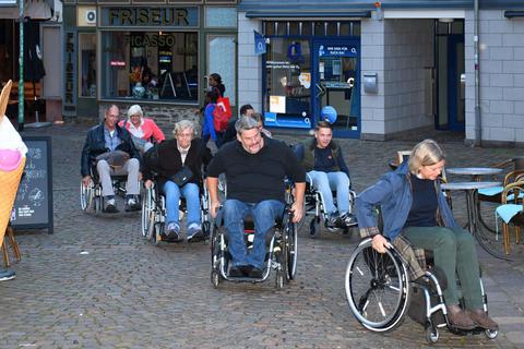 Für Rollstuhlfahrer ist die Steigung von der Rodergasse zum König-Adolf-Platz ganz schön beschwerlich: Redakteurin Beke Heeren-Pradt (rechts) war mit Siegbert Neid (Bildmitte) und Mitgliedern des Sozialausschusses unterwegs.