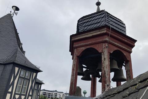 Im Dachreiter des Idsteiner Rathauses befinden sich die zehn Glocken des Glockenspiels, das 1997 mithilfe einer Spendenaktion der Idsteiner Bürger dort installiert wurde.