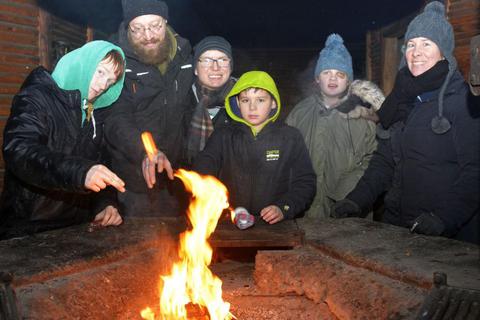 Wärmen sich am Feuer auf: (von links) Nico, Wildnispädagoge Martin Hönge, Pascal, Mark, Alina und Erzieherin Simone Wengel.Fotos: Stefan Gärth  Foto: 