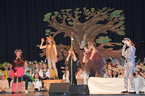 Mit fantasievollen Kostümen erwecken die Schüler beim Musical „Kwela, Kwela!“ die afrikanische Tierwelt zum Leben. Die Ohren steuerten die Eltern bei. Foto: Stefan Gärth