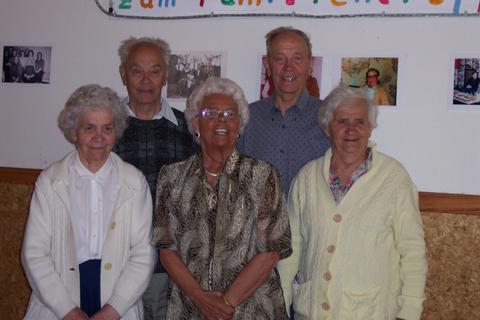 
Auf dem Familientreffen 2004 sind zu diesem Zeitpunkt die noch lebenden Geschwister zu sehen (von links): Olga Salnikow (geb. Arndt), Walter Arndt, Gerda Pabst (geb. Arndt), Gustav Arndt, Ida Majchrzak (geb. Arndt). Die vierte Schwester Irma Urban(geb. Arndt) war damals bereits verstorben. 