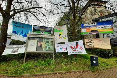 Blick auf einen kleinen Teil der am Idsteiner Pestalozzi-Gymnasium aufgehängten kreativ gestalteten Banner oder Plakate zur Unterstützung der Abiturienten 2023.