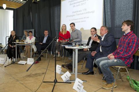 Die Moderatoren Jasemin (5. von rechts) und Clemens (4. von rechts) fühlen den Bundestagskadidaten bei der Podiumsdiskussion in der Idsteiner Limesschule auf den Zahn: (von rechts) Timo Müller (Bündnis 90/Die Grünen), Klaus-Peter Willsch (CDU), Alexander Müller (FDP), Martin Rabanus (SPD), Christine Anderson (AfD) und Gabriele Faulhaber (Die Linke), die für den verhinderten Kandidaten Benno Pörtner einsprang.Foto: wita/Mallmann  Foto: wita/Mallmann