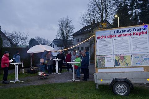 „Nicht über unsere Köpfe!“ So lautete die Forderung der Demonstranten, die sich an der südwestlichen Bebauungsgrenze des Itzbachwegs getroffen haben. © Mallmann/AMP