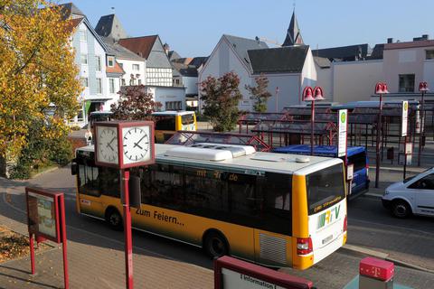 Ab Dezember sind neben den Buslinien wie hier am Idsteiner Busbahnhof auch Busse auf Abruf unterwegs. Für sie gibt es keinen Fahrplan und keine festen Routen, denn diese ergeben sich individuell, abhängig von den Buchungen. Archivfoto: Mallmann/AMP